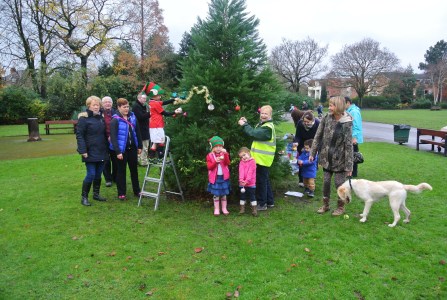 Christmastreedecorating22112014 002